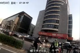 女子骑车逆行不服处罚 抓伤警辅被拘留6日图片