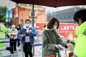 武汉标志性步行街楚河汉街恢复营业图片