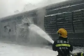 一列客运火车在湖南境内侧翻 消防员在现场紧张处置图片