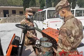 桂林联勤保障中心某仓库狠抓搬运机械训练 打造过硬装备“摆渡”队伍图片