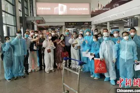 中国驻柬埔寨大使馆成功协助百余名滞留在柬同胞安全回国图片