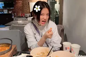 杨超越吐槽因牙齿矫正不能吃烤肉 竟还自黑素颜丑图片