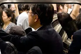 《寄生虫》里的“半地下生活”，让日本人深深共鸣图片