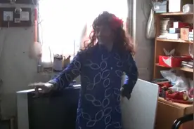 环卫工穿女装哄患病老伴：想她开心点视频封面