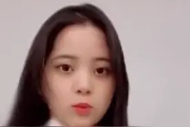 欧阳娜娜与妹妹玩大头特效 姐妹俩表情搞怪鬼马可爱图片
