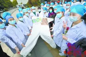 最后一次夜班把想说的话都写在防护服上图片