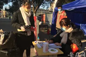 合肥：退伍女兵冲在疫情防控一线 保障空巢老人生活所需图片