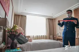 相隔两米！终于等到你 隔空抱抱就好图片