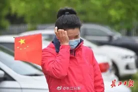 “战友”离汉，武汉护士挥泪告别｜图集图片