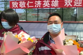 援鄂英雄回家｜返回医院 他和女儿相拥而泣图片