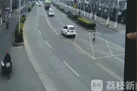 想念家乡小闺蜜 8岁女孩抱着储钱罐离家图片