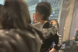 网友晒与王菲窦靖童李嫣聚会合照 李亚鹏周迅同框图片