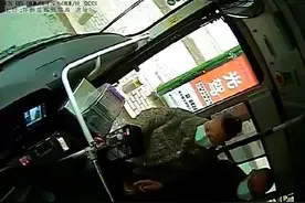 聋哑人乘公交 车长无法用有声语言与其交流 来看车长如何化解尴尬图片