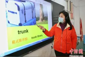湖北襄阳一学校鼓励高三老师走进教室上网课图片