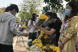 四川西昌市民自发为扑火遇难者送行，沿途私家车鸣笛致敬图片