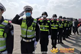 换我为你送花！医生妻子手捧蓝色绣球 迎接援湖北丈夫回家图片