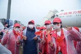 分别了68天，今天他们远远见到了家人！这位援鄂医疗队队员隔着玻璃吻了下孩子图片