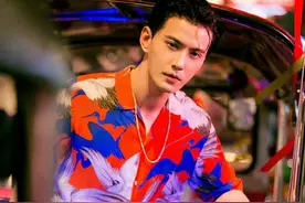 徐正溪曝光复古时尚街拍 潇洒恣意尽显帅气图片