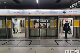 北京地铁5、6、13、15号线采取超常超强措施 降低高峰期列车满载率图片