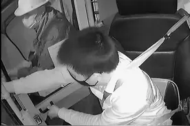 外来务工乘客一整天粒米未进，热心广州公交车长送上牛奶面包图片