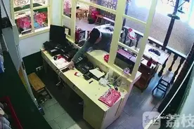 市民手机被盗 民警：你看监控里这个人是谁？保安：这不就是我嘛图片