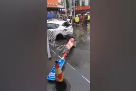 苏州一轿车飞速追尾三辆车致一人死亡：司机肇事逃逸再酿事故图片