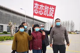 “妈妈回来就是我最好的生日礼物”！山东医疗队队员凯旋成女儿最难忘生日礼物图片
