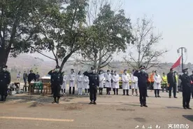 西昌森林火灾遇难人员遗体转运至殡仪馆，市民泪别英雄图片