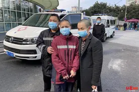 那个和丈夫一起剃光头的女医生回来了，抱着儿子时感觉在做梦图片