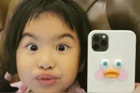 包贝尔晒女儿萌照 饺子瞪眼嘟嘴撞脸手机壳图片