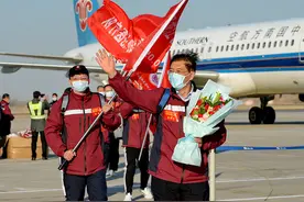 哈医大二院首批援鄂医疗队46人平安凯旋图片