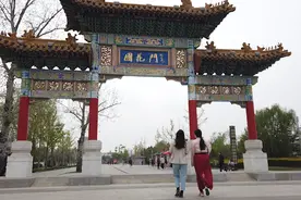 Vlog | 菏泽牡丹开了，记者探园今年有啥新亮点？视频封面