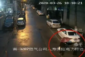 杭州街头，90岁老奶奶雨中独行，接下来的一幕暖了图片