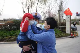 直击现场｜“敬礼，这次我接你回家”德州两位消防战士与援鄂妻子团聚图片