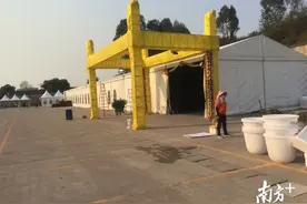西昌火灾遇难英雄灵堂已搭好，当地群众自发献花图片
