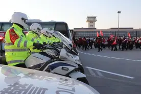 最高礼遇，最深敬意！冰城3000交警接力护航白衣勇士回家图片
