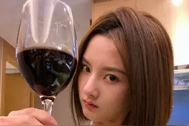 宋祖儿晒自拍照 捧酒杯搞怪称自罚一杯图片