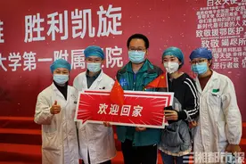 深情相拥！湖南首批返湘医疗队队员解除隔离温暖归队图片