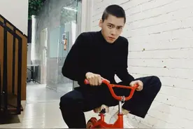 李易峰骑儿童自行车一脸正经 绿洲巡逻童心未泯图片