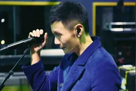 实力演绎一个人就是一支乐队，歌迷：你一出场别人都不过如此图片