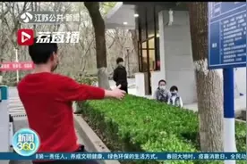 远远看着，2岁宝宝想冲进隔离点：“爸爸，要抱抱！”图片