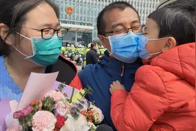 49秒丨英雄凯旋！薛方喜：抱抱52天未见的女儿图片