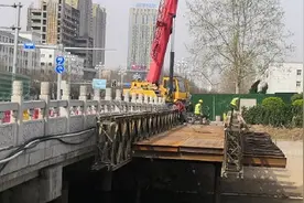 聊城：东昌路跨二干渠桥搭建临时通道图片