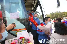英雄回家了！烟台市援鄂抗疫医务人员返烟欢迎仪式举行图片