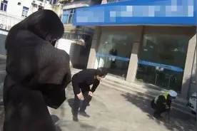 浙江一女车主停车太紧张，把电动车压在车底……看呆众人图片