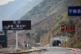 四川凉山宁南县的路边铺满白花，等待英雄回家……图片