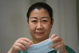 “穿上这身白衣肩负起一份使命”，她给危重患者做护理图片