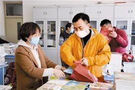 送书小分队 送到学生家图片