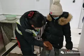 熊孩子独自回老家找爷爷，在地铁站懵圈了……图片
