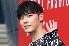 韩国男歌手辉星在公厕晕倒，现场发现多个注射器图片